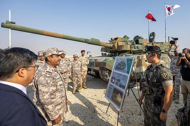 2024년 카타르 지상군과 현지 연합훈련을 마친 우리 육군 장교가 카타르 정부 및 군 관계자들에게 K2 전차와 K9A1 자주포 등 국산 무기체계를 소개하고 있다. 육군 제공