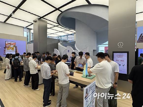28일 서울 서초구 삼성 강남에서 방문객들이 갤럭시 Z 폴드8 시리즈를 체험하고 있다. [사진=권서아 기자]