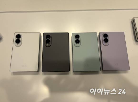 갤럭시 Z 폴드 8(기본형) 시리즈 색상. 화면은 접은 상태. [사진=권서아 기자]