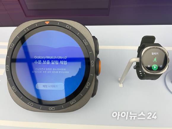 갤럭시 워치9(오른쪽). 갤럭시 스마트폰과 호환해 쓸 수 있다. [사진=권서아 기자]