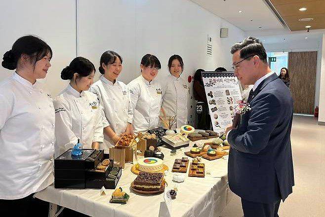 우송정보대 제과제빵학학부 재학생들이 직접 만든 빵 과자를 선보이고 있다. [사진 우송정보대]