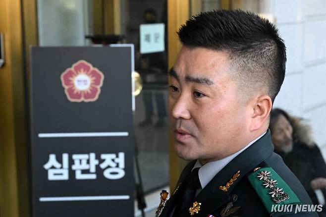 12·3 비상계엄 사태 당시 국회에 투입됐던 707특수임무단을 이끄는 김현태 단장이 지난해 2월6일 서울 종로구 헌법재판소에서 열린 탄핵 심판 6차 변론기일에 증인 출석하며 취재진의 질문에 답하고 있다. 사진공동취재단