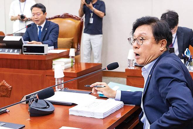 박형수(오른쪽) 국민의힘 의원이 28일 국회 법제사법위원회 법안심사 제1소위원회에서 김승원 더불어민주당 간사가 특검법에 앞서 형사소송법을 먼저 심사하겠다고 안건 순서 변경을 설명하자 항의하고 있다. 연합뉴스