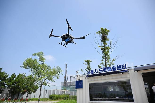 28일 오전 11시, 시흥시 배곧한울공원. 기자가 주문한 피자가 관제센터를 통해 주문지로 배송되고 있다. 김형수 기자
