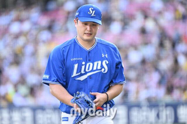23일 서울 잠실야구장에서 열린 '2026 신한 SOL KBO리그' 삼성 라이온즈와 LG 트윈스 경기. 삼성 선발투수 최원태가 1회말 2점을 내주며 수비를 마쳤다./마이데일리