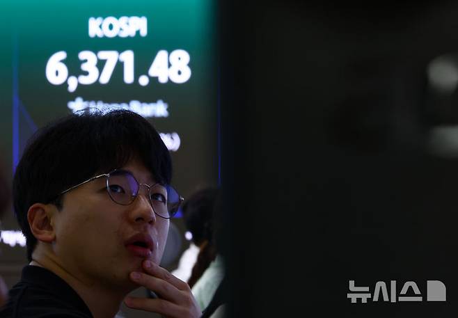 [서울=뉴시스] 황준선 기자 = 코스피가 5.26% 내린 6400.27으로 개장한 28일 오전 서울 중구 하나은행 딜링룸에 지수가 표시돼 있다. 2026.07.28. hwang@newsis.com