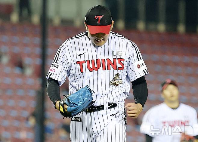 [서울=뉴시스] 이영환 기자 = 28일 오후 서울 송파구 잠실야구장에서 열린 2026 KBO리그 LG 트윈스와 키움 히어로즈의 경기, 9회초 2사 2,3루에서 키움 서건창을 3루수 땅볼로 잡고 경기를 끝낸 LG 마무리 투수 손주영이 기뻐하고 있다. 2026.07.28. 20hwan@newsis.com