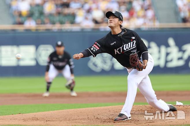 [서울=뉴시스] 권창회 기자 = 19일 서울 송파구 잠실야구장에서 열린 2026 KBO리그 KT 위즈와 LG 트윈스의 경기, 1회 말 KT 선발 고영표가 역투하고 있다. 2026.07.19. kch0523@newsis.com