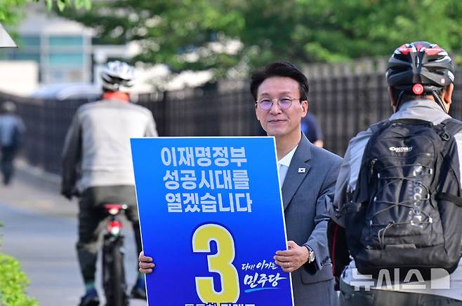 [거제=뉴시스] 차용현 기자 =  김민석 더불어민주당 당대표 후보가 28일 오전 경남 거제시 삼성중공업 거제조선소 정문 인근에서 출근길 인사를 하고 있다. 2026.07.28. con@newsis.com