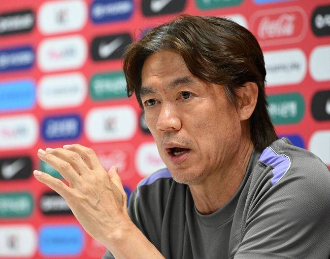 [OSEN=사포판(멕시코), 이대선 기자] 홍명보 감독이 이끄는 대한민국 축구국가대표팀이 26일(한국시각) 멕시코 과달라하라 인근 사포판의 치바스 베르데 바예에서 훈련을 진행했다.대한민국은 1승 2패(승점 3)로 조 3위에 머물렀다. 자력으로 32강에 오를 기회를 놓쳤고, 이제는 다른 조 경기 결과를 기다려야 하는 처지가 됐다.훈련에 앞서 대한민국 홍명보 감독이 인터뷰를 하고 있다. 2026.06.26 /sunday@osen.co.kr