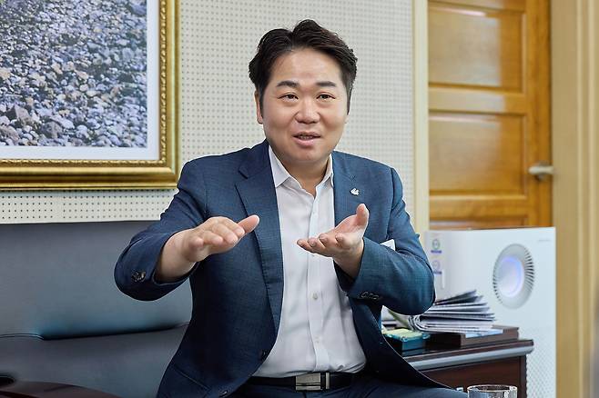 오세현 아산시장이 28일 세계일보와의 인터뷰에서 “기업이 투자보다 행정을 더 기다려서는 안 된다”며 모든 투자기업에 ‘행정 하이패스’를 제공하겠다는 구상을 설명하고 있다.