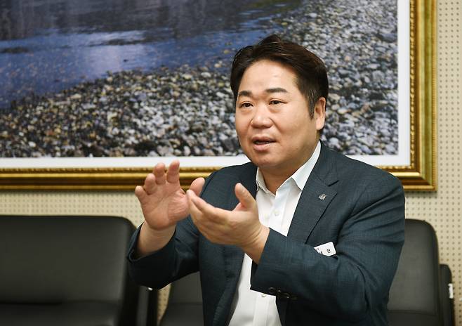 정부 대출 규제로 잔금대출에 어려움을 겪던 입주 예정 아파트 계약자들을 위해 금융권과 협의해 300억원 규모의 집단대출을 추가 확보한 사례를 소개하며 ‘선제 행정’을 강조하는 오세현 시장.