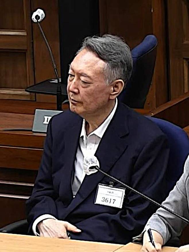 윤석열 전 대통령이 27일 서울 서초구 서울중앙지법에서 열린 공직선거법 위반 혐의 1심 선고공판에 출석해 앉아 있다. 이날 윤 전 대통령은 징역 1년 6개월에 집행유예 3년을 선고받았다. 서울중앙지법 제공