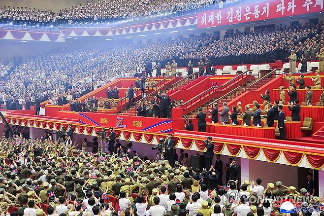김정은, 전승절 73주년 기념공연에 참석 (평양 조선중앙통신=연합뉴스) 김정은 북한 국무위원장이 지난 27일 평양에서 6·25전쟁 정전협정 체결 73주년(전승절)을 기념하는 공연에 참석했다고 조선중앙통신이 28일 보도했다.기념공연에는 딸 주애와 부인 리설주도 동행했다. 2026.7.28 
    [국내에서만 사용가능. 재배포 금지. For Use Only in the Republic of Korea. No Redistribution]
(끝)