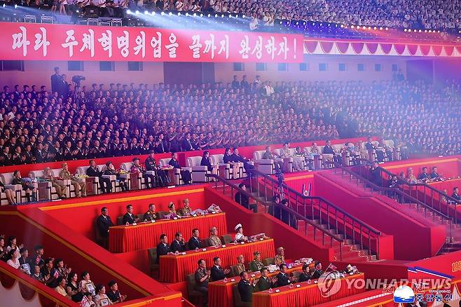 김정은, 전승절 73주년 기념공연에 참석 (평양 조선중앙통신=연합뉴스) 김정은 북한 국무위원장이 지난 27일 평양에서 6·25전쟁 정전협정 체결 73주년(전승절)을 기념하는 공연에 참석했다고 조선중앙통신이 28일 보도했다.기념공연에는 딸 주애와 부인 리설주도 동행했다. 2026.7.28 
    [국내에서만 사용가능. 재배포 금지. For Use Only in the Republic of Korea. No Redistribution]
(끝)