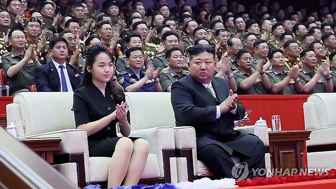 전승 73주년 기념공연 관람하는 김정은과 딸 주애 (서울=연합뉴스) 김정은 북한 국무위원장이 지난 27일 평양에서 전쟁 노병, 전시공로자들과 함께 조국해방전쟁승리 73주년 기념공연을 관람했다고 조선중앙TV가 28일 보도했다. 공연에는 김 위원장의 부인 리설주 여사와 딸 주애도 함께했다. [조선중앙TV 화면] 2026.7.28 
    [국내에서만 사용가능. 재배포 금지. For Use Only in the Republic of Korea. No Redistribution] nkphoto@yna.co.kr