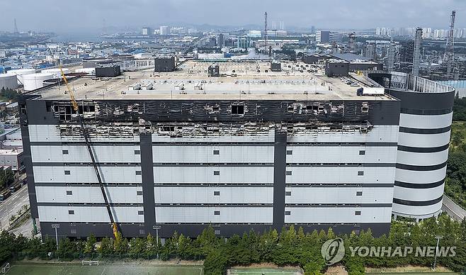 인천 서해구 석남동 쿠팡 물류센터 합동감식 (인천=연합뉴스) 임순석 기자 = 28일 인천 서해구 석남동 쿠팡 32물류센터 화재 현장에서 현장 감식이 진행되고 있다.
    이 쿠팡 물류센터에서는 지난 18일 오전 6시 54분께 대형 화재가 발생해 109시간 40여분만인 지난 22일 오후에 진화됐다. 2026.7.28 [공동취재] soonseok02@yna.co.kr
