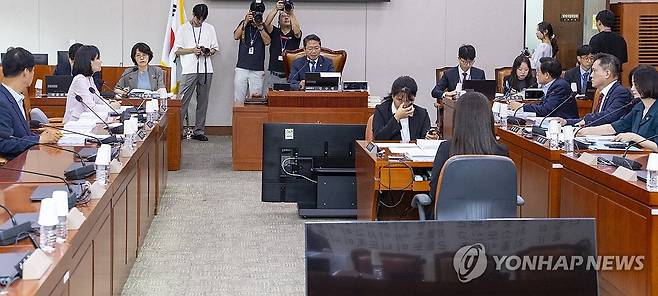 법사위 법안심사 제1소위 안건 순서 변경 설명하는 김승원 위원장 (서울=연합뉴스) 황광모 기자 = 국회 법제사법위원회 법안심사 제1소위원회 위원장인 더불어민주당 김승원 의원이 28일 국회 법안심사 소위 개회를 선포한 뒤 안건 순서 변경을 설명하고 있다. 2026.7.28 hkmpooh@yna.co.kr