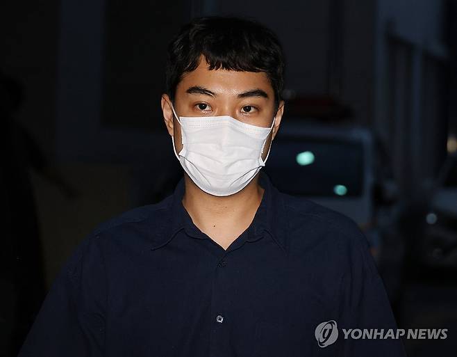 경찰, '아동 성매매' 최영중 전 청주시의원 15시간 밤샘 조사 (청주=연합뉴스) 이성민 기자 = 아동 성매매 혐의를 받는 최영중 전 청주시의원이 청주 청원경찰서에서 피의자 신분으로 소환돼 조사를 받은 뒤 27일 새벽 청사를 빠져나가고 있다. 2026.7.27 chase_arete@yna.co.kr