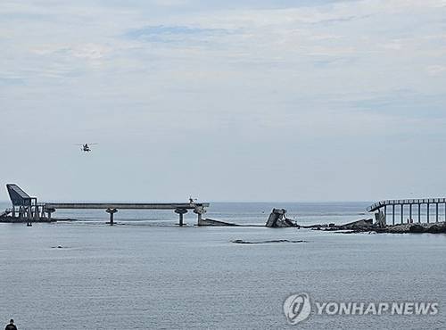 포항 해상 인도교 일부 붕괴     (포항=연합뉴스) 28일 오후 1시 15분께 경북 포항시 남구 구룡포읍 장길리 보릿돌교의 중간 교각과 상판이 무너지는 사고가 발생했다. 2026.7.28 [독자 제공, 재판매 및 DB 금지]
    sunhyung@yna.co.kr