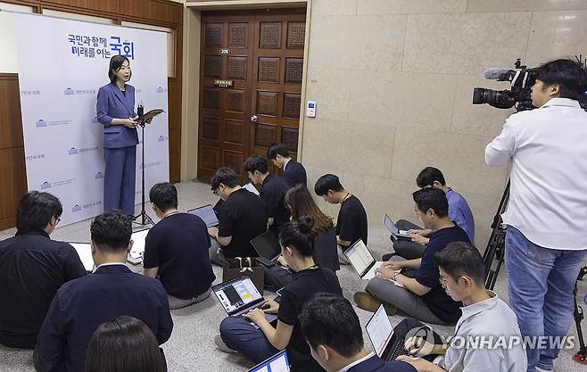 개헌 관련 국회의장 입장 밝히는 장현주 국회 공보소통수석 (서울=연합뉴스) 황광모 기자 = 장현주 국회의장실 공보소통수석비서관이 28일 국회에서 이날 열린 조정식 국회의장 기자간담회에서 나온 개헌 관련 발언에 대한 해설과 개헌 관련 언론 보도와 관련한 국회의장의 입장을 밝히고 있다. 2026.7.28 hkmpooh@yna.co.kr