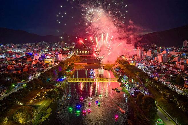 전남광주통합특별시 순천시가 오는 8월1일 ‘2026년 동천야광축제’를 개최한다. 사진은 지난해 열린 2025년 동천야광축제 개막식 불꽃쇼. <순천시 제공>