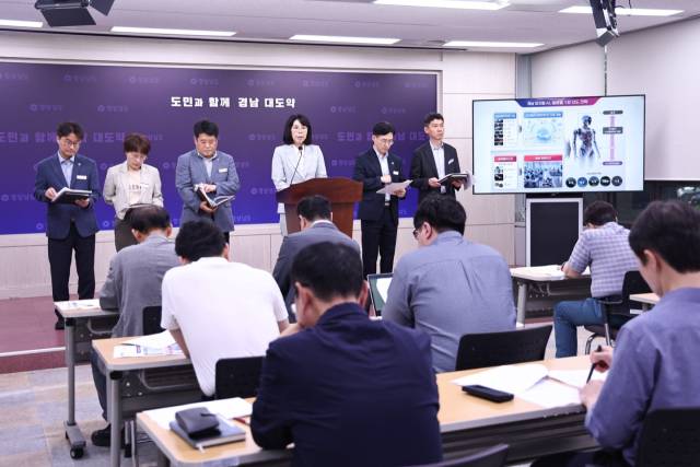 경남도 이미화(가운데) 산업국장이 29일 경남도청 프레스센터에서 피지컬 AI 선도 전략을 발표하고 있다. 경남도 제공