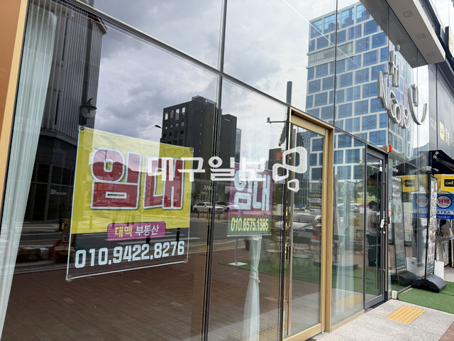 지난 28일 오후 대구 수성알파시티 상가 곳곳에 '임대 문의' 안내문이 붙어 있다. 박수연 기자