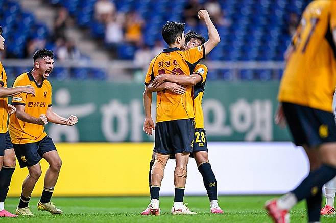 선제골에 성공항 최경록. 광주FC 제공