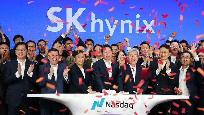 10일 오전(현지시각) 미국 뉴욕 나스닥 마켓사이트에서 열린 '오프닝 벨' 행사에서 최태원 SK그룹 회장, 곽노정 SK하이닉스 CEO, 고승범 SK하이닉스 사외이사 겸 이사회 의장이 타종을 하며 나스닥 ADR 거래 개시를 알리고 있다. / SK하이닉스