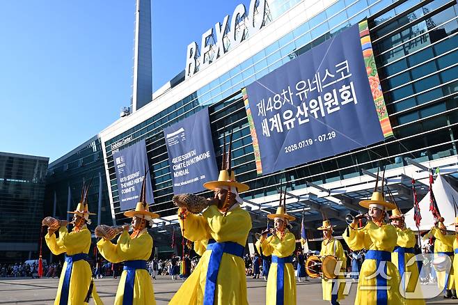 26일 오후 부산 벡스코 야외광장에서 제48차 유네스코 세계유산위원회 개최를 기념해 전통예술 공연단과 시민 참여단이 함께 조선통신사의 평화와 교류의 의미를 선보이는 ‘조선통신사 행렬 재현 행사’가 펼쳐지고 있다. (국가유산청 제공. 재판매 및 DB 금지) 2026.7.26 ⓒ 뉴스1