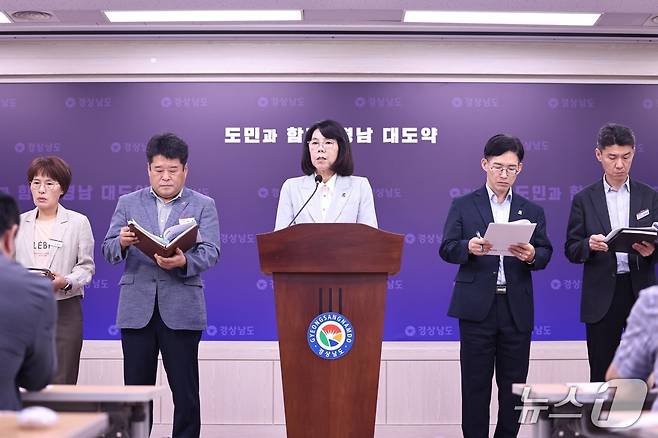 이미화 경남도 산업국장(가운데)이 29일 도청 프레스센터에서 브리핑을 열고 '경남 피지컬 AI 글로벌 1강 선도전략'을 발표하고 있다.(경남도 제공. 재판매 및 DB금지)