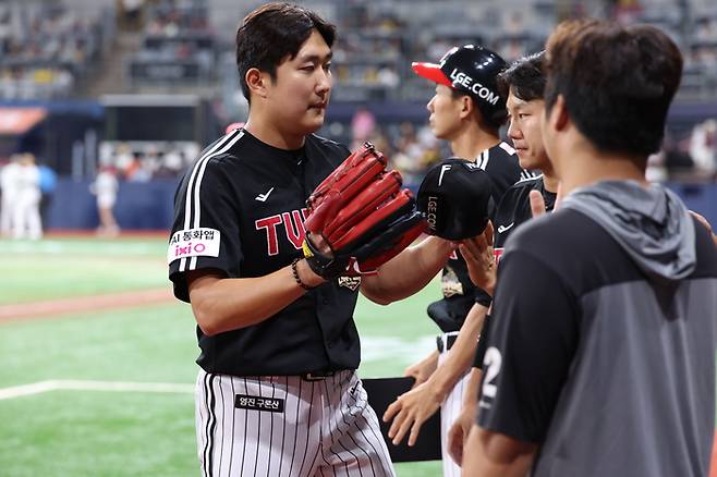 LG 손주영이 1일 서울 고척스카이돔에서 열린 2026 KBO리그 정규시즌 키움전서 이닝을 마친 후 동료들과 하이파이브를 하고 있다. 사진 | LG 트윈스