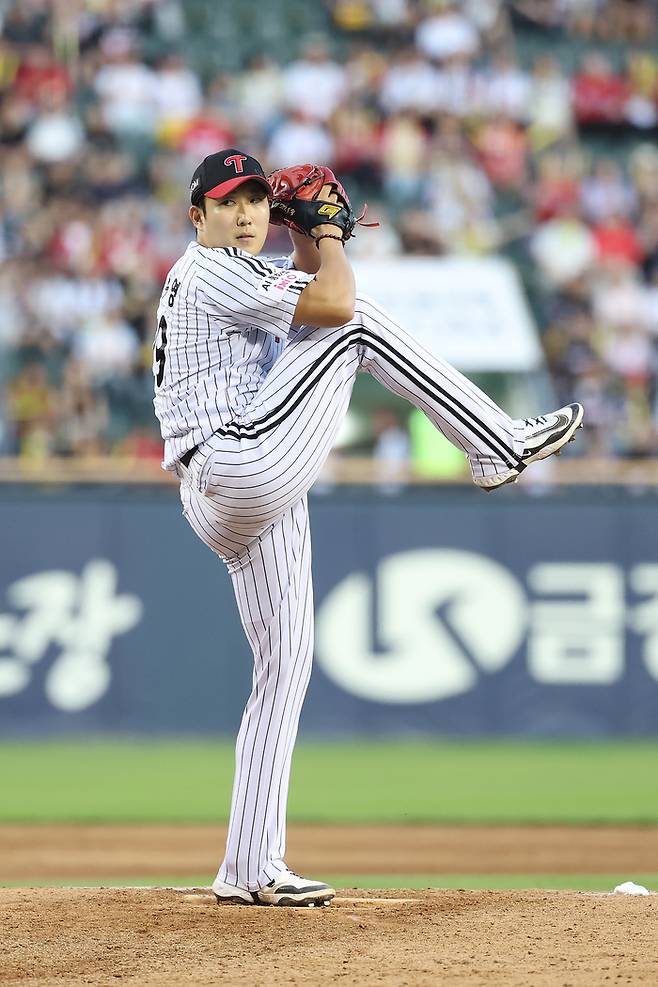 LG 손주영이 30일 서울 잠실구장에서 열린 2026 KBO리그 정규시즌 KIA전에 등판해 역투하고 있다. 사진 | LG 트윈스