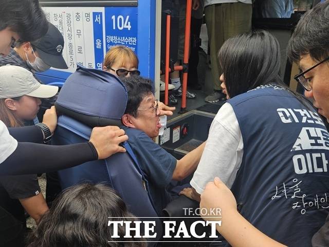 전국장애인차별철폐연대(전장연)가 한달 째 서울 도심에서 버스 탑승 시위를 이어가고 있는 가운데 곳곳에서 출근길 혼잡이 빚어졌다. /이다빈 기자