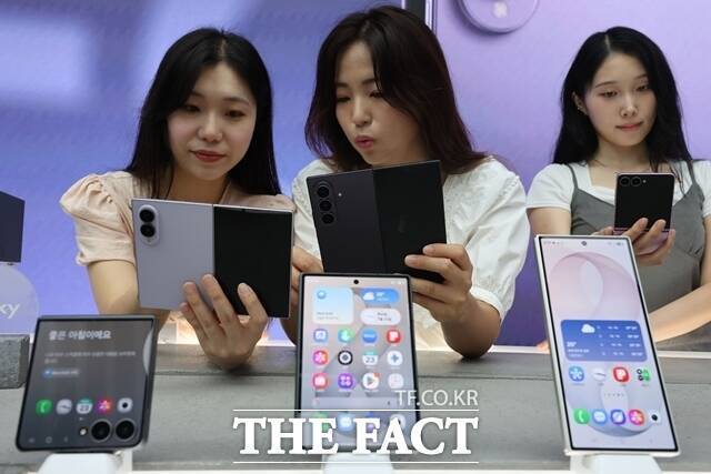 지난 23일 KT광화문사옥에 '갤럭시Z폴드8울트라'(오른쪽부터), '갤럭시Z폴드8', '갤럭시Z플립8'이 전시돼 있다. /임영무 기자