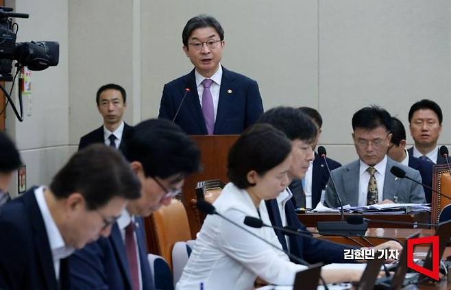 이억원 금융위원장이 29일 국회에서 열린 정무위원회 전체회의에서 업무 보고를 하고 있다. 2026.7.29 김현민 기자