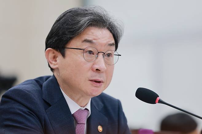 이억원 금융위원장이 29일 국회에서 열린 정무위원회 전체회의에서 의원 질의에 답하고 있다./연합뉴스 제공.