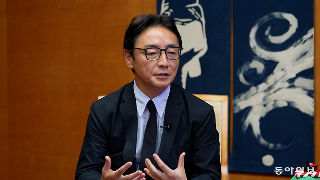 고토다 마사즈미 도쿠시마현 지사는 바쁜 일상에서 벗어나 몸과 마음을 함께 회복하는 ‘메디컬 아트 투어리즘’을 도쿠시마에서 경험해 볼 것을 권했다. 도쿠시마=이진한 의학전문기자·의사 likeday@donga.com
