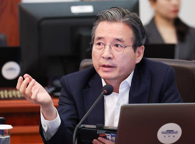김용범 정책실장이 21일 청와대에서 열린 국무회의에서 발언을 하고 있다. 뉴스1