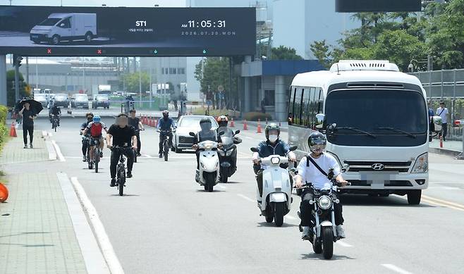 현대자동차 노동조합이 각 조 4시간 부분파업에 돌입한 지난 20일 오전 근무조 조합원들이 현대차 울산공장 명촌 정문으로 4시간 일찍 퇴근하고 있다. 뉴시스.