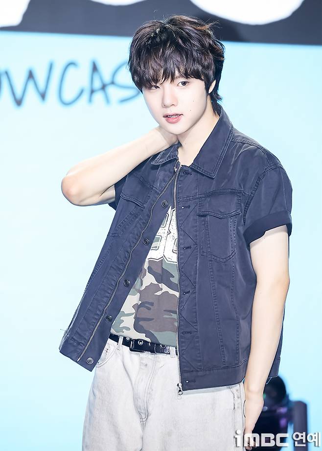 Ahn Chan-won, a member of the group The Wind, posed for the camera with the fresh and cute charm typical of the youngest member. Ahn Chan-won radiated bright energy on set, capturing the attention of the press.