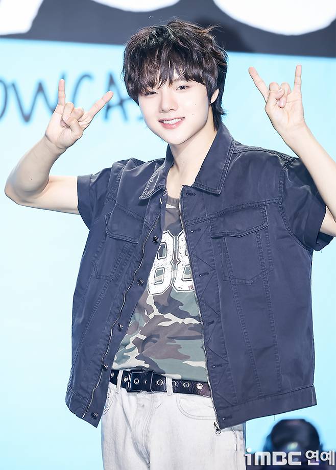 Ahn Chan-won, a member of the group The Wind, posed for the camera with the fresh and cute charm typical of the youngest member. Ahn Chan-won radiated bright energy on set, capturing the attention of the press.