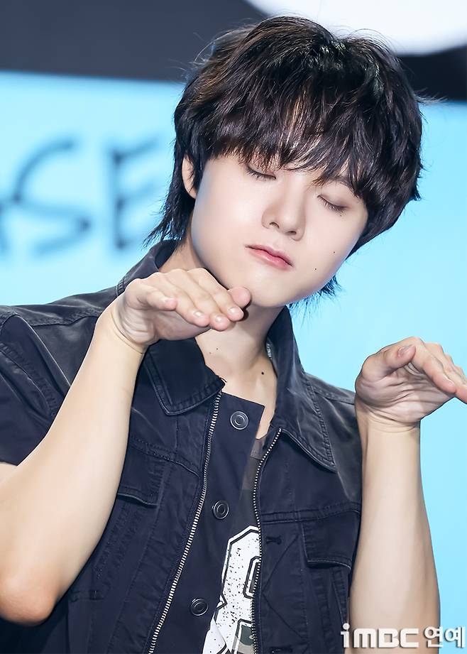 Ahn Chan-won, a member of the group The Wind, posed for the camera with the fresh and cute charm typical of the youngest member. Ahn Chan-won radiated bright energy on set, capturing the attention of the press.