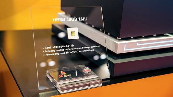 SK하이닉스의 HBM4 실물 [사진=SK하이닉스 뉴스룸]