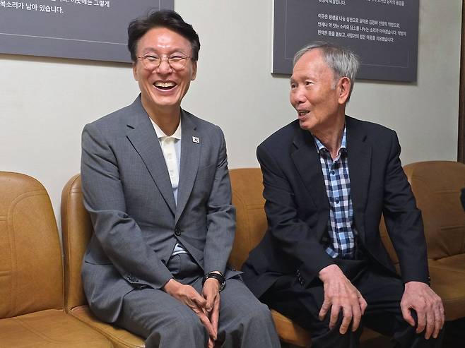 더불어민주당 전당대회에 출마한 김민석 대표 후보가 28일 오후 경남 진주 남성당교육관에서 김장하 선생을 만나 대화하고 있다. 김 전 총리는 “김장하 선생의 진주 정신을 배우겠다”고 말했다. 손성배 기자