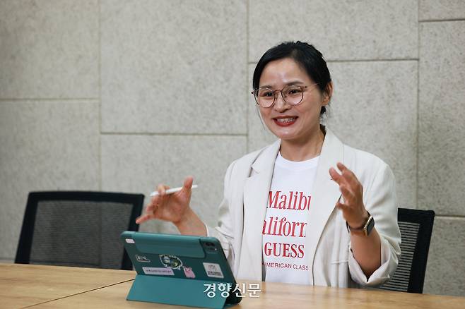 우리나라 1호 음성해설 작가인 서수연 작가가 지난 14일 서울 마포구 작업실에서 경향신문과 인터뷰하고 있다. 음성해설은 시각장애인이 영화, 드라마, 공연, 전시 같은 시청각 작품을 감상할 수 있도록 상황을 묘사하는 대본을 쓰고 이를 음성으로 제공하는 서비스다. 이준헌 기자