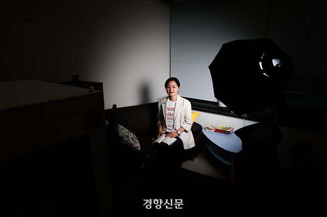 우리나라 1호 음성해설 작가인 서수연 작가가 지난 14일 서울 마포구 작업실에서 경향신문과 인터뷰하고 있다. 음성해설은 시각장애인이 영화, 드라마, 공연, 전시 같은 시청각 작품을 감상할 수 있도록 상황을 묘사하는 대본을 쓰고 이를 음성으로 제공하는 서비스다. 이준헌 기자