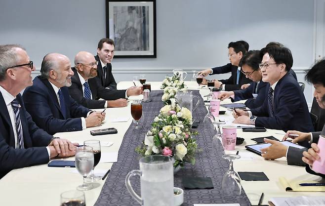 김정관 산업통상부 장관이 지난 23일(현지시간) 미국 워싱턴DC에서 하워드 러트닉 미 상무장관과 면담을 하고 있다. 산업부 제공