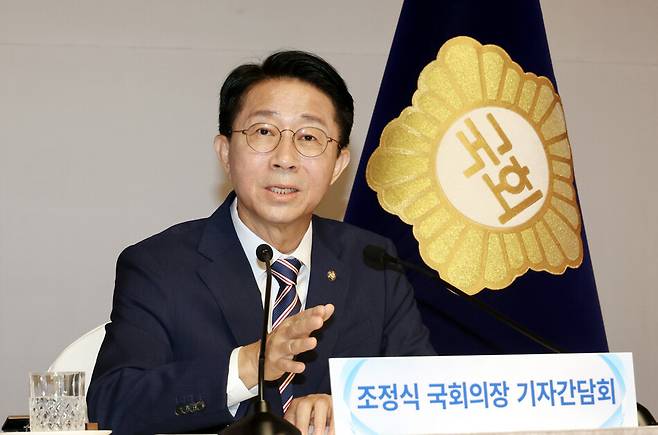 조정식 국회의장이 28일 서울 여의도 국회 사랑재에서 열린 취임 첫 기자 간담회에서 취재진의 질의에 답하고 있다. 연합뉴스